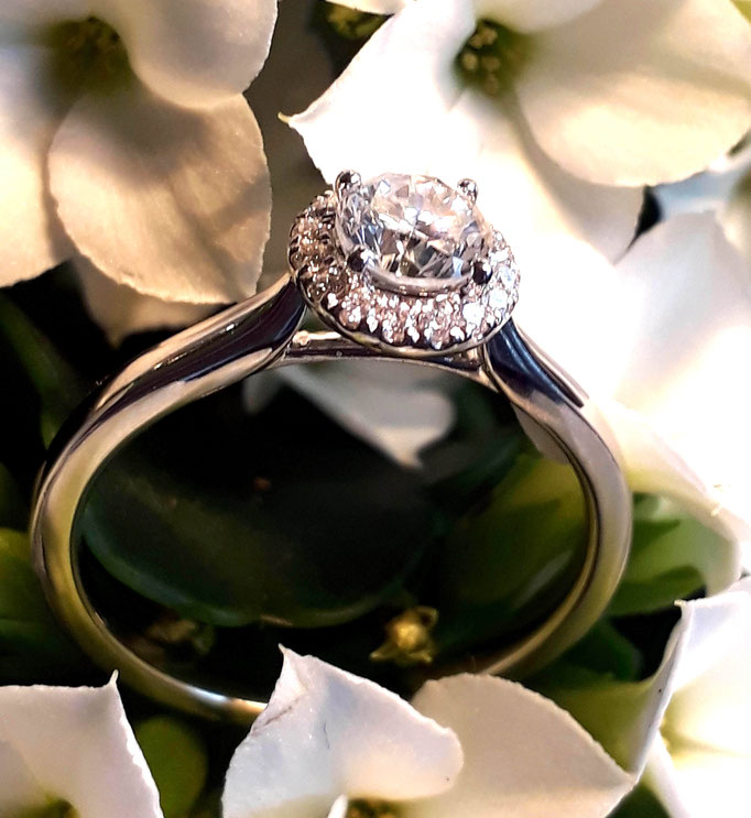 ring-eternity-brillant-diamant-hier in -weissgold-1 halbkaraeter-0,56 carat-10 kleine brillanten
