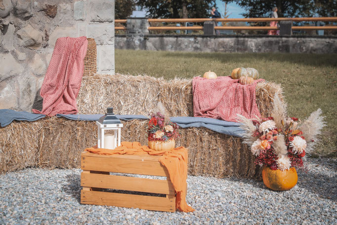 Apéroplatz herbstlich dekoriert mit Strohballen Foto by Shooting Garage