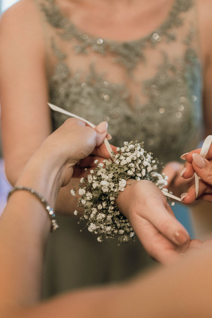 Blumenarmband Foto by Karina Sowa Photography & Film