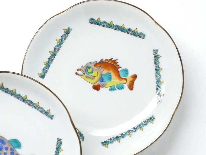 九谷焼通販 おしゃれな皿揃え 小皿 魚紋絵変り 4寸梅型 裏絵 正面の図