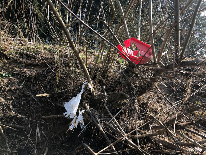 Müll am Fluss / Fliegenfischerschule-Hessen