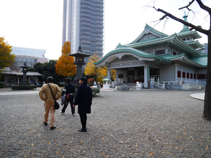 右手に見えるのが慰霊堂。