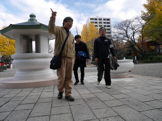 東京慰霊堂について、説明する小林さん。