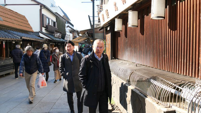 木股と塩原が覗き込んでいる料理屋のいけすには、鯉が泳いでいます