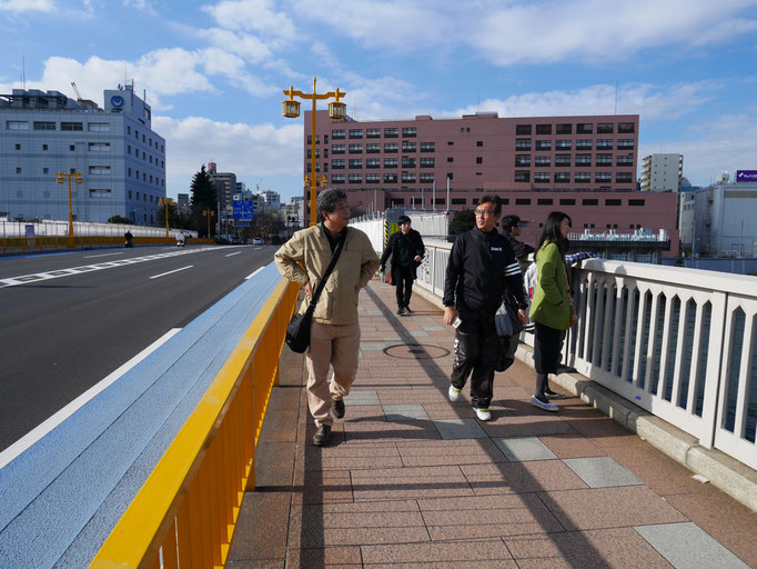 何故か遅れて歩く遠藤...