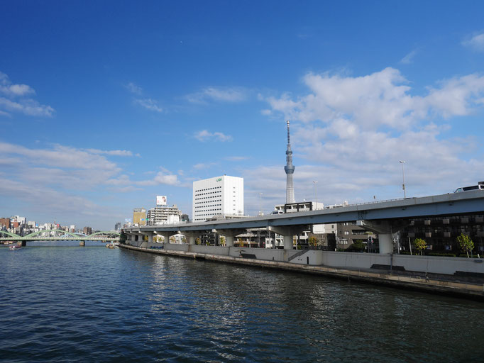 蔵前橋から望む東京スカイツリー。