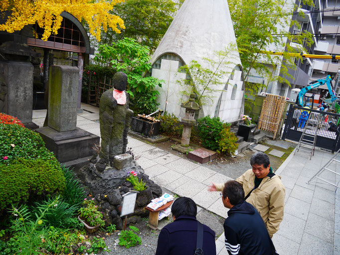 小林さんが説明しているのは塩地蔵。