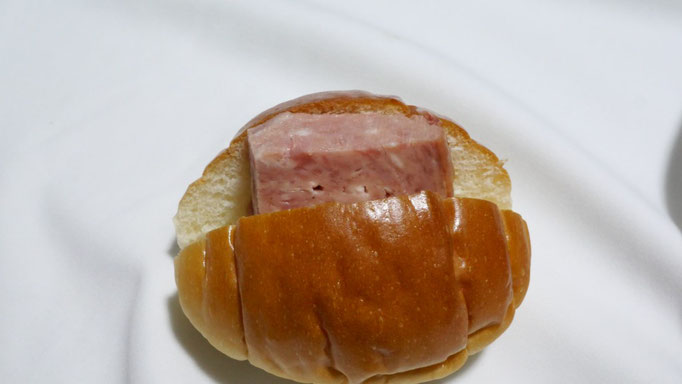 思わず、ロールパンに挟んでしまいました！