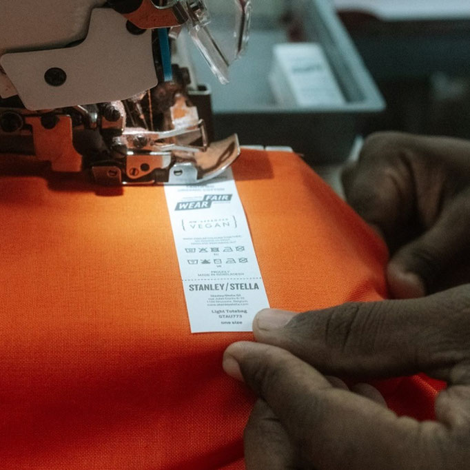 Couture d'étiquettes vêtement sur mesure à Paris