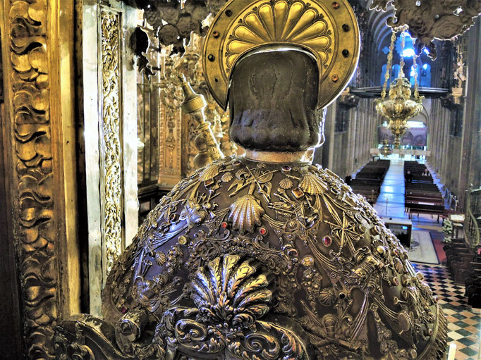 Die Statue vom Apostel Jakobus über dem Altar