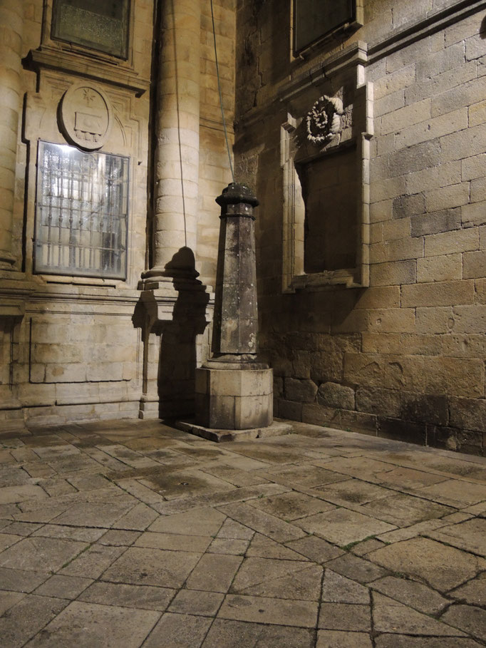 Ein Pilgerschatten an der Kathedrale