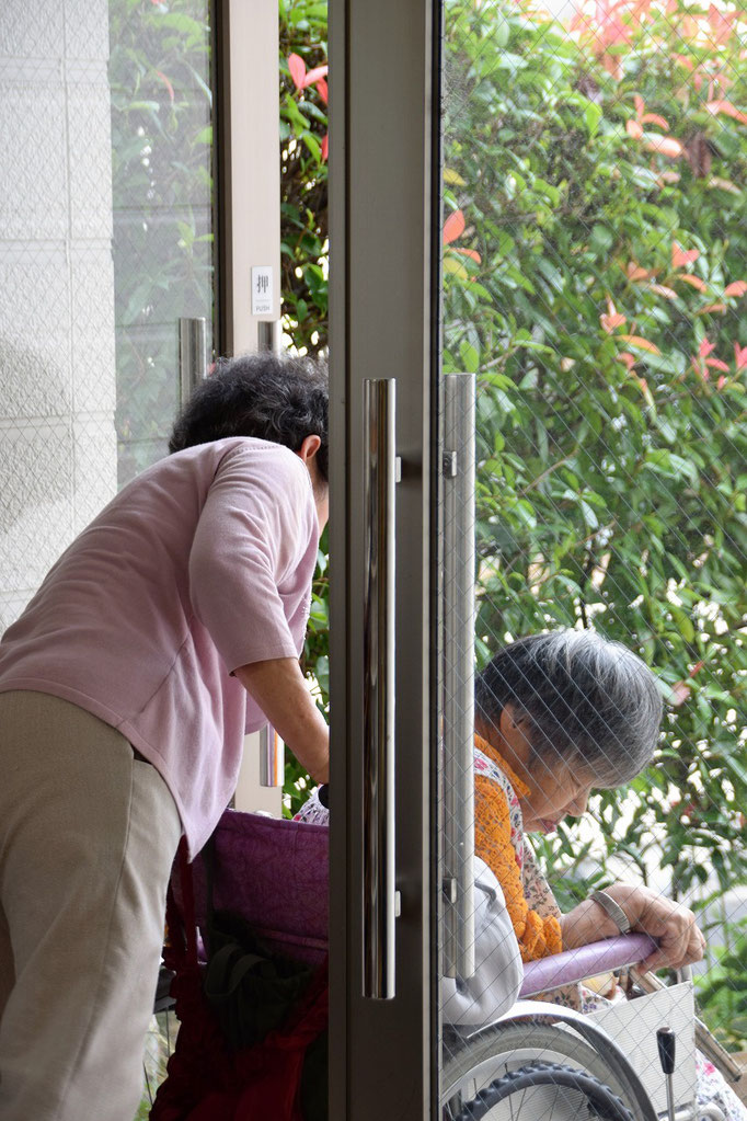 礼拝後のほっとタイムを過ごして、幸子さん、艶子さんに見送られて高松に帰られます。