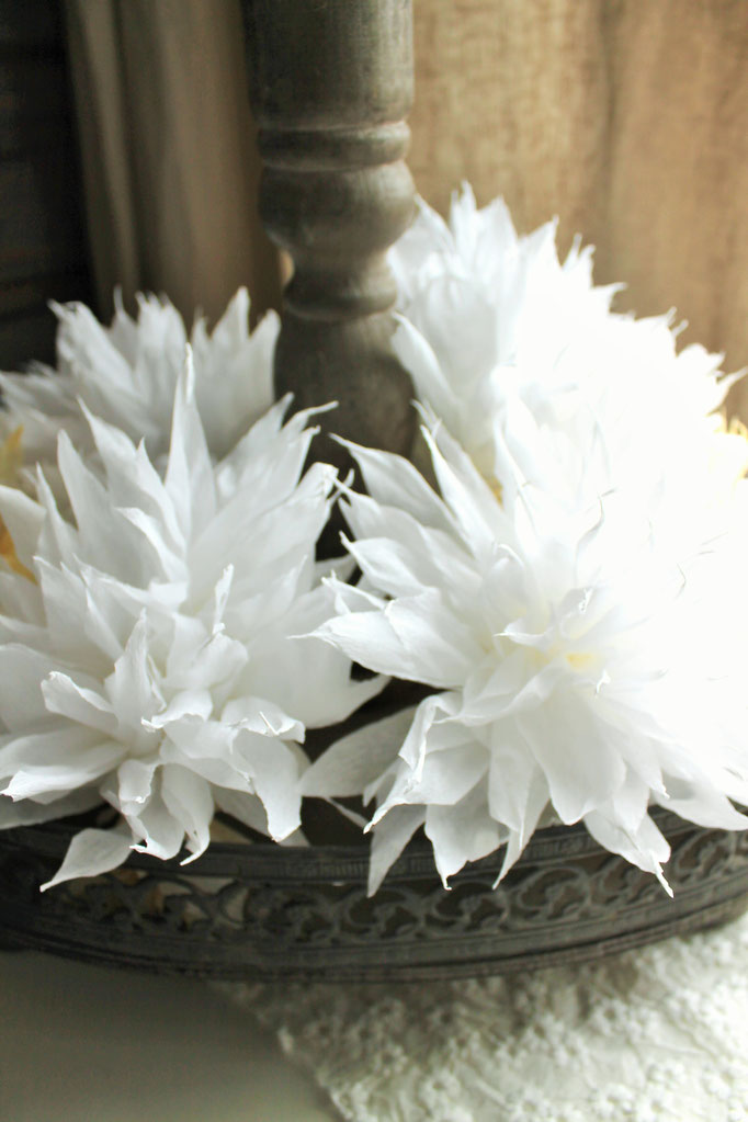 Papierblumen, Papierblüten, weiß , Tischdekoartion, Deko für den Tisch , Hochzeit, Blumen für die Hochzeit, Hochzeitsdekoration