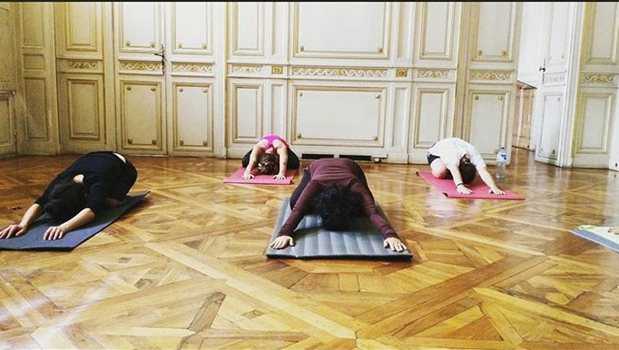 Etirement en cours de Pilates en entreprise