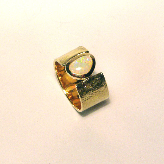 Ring mit Opal Gold 750