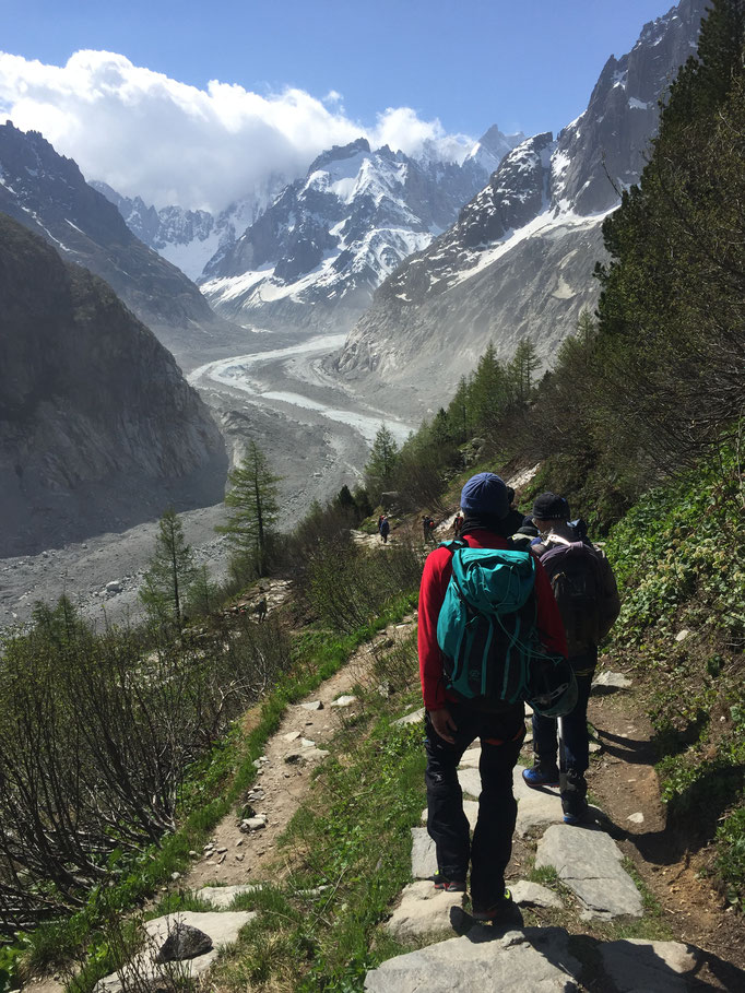 C'est parti ! Descente sur le glacier par Le Montenvers