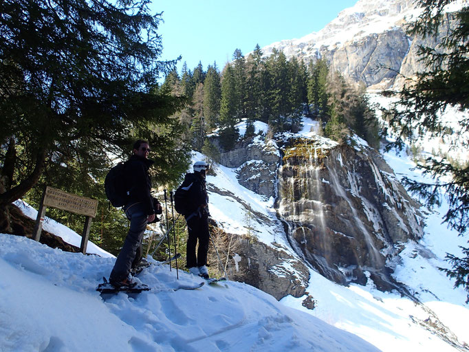 Pause devant la Cascade de La Pleureuse