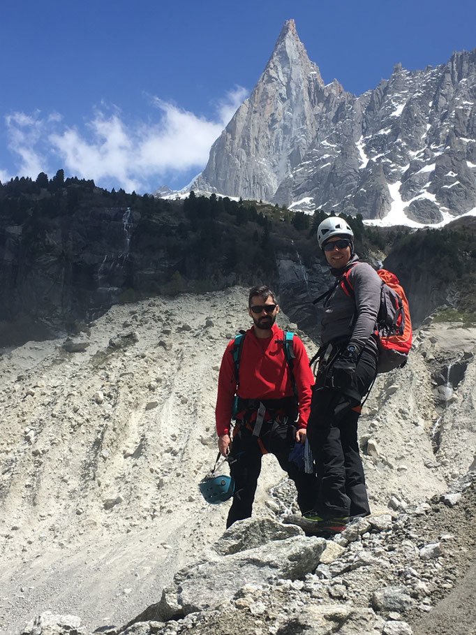 Raphael et Alexandre posent sous Les Drus