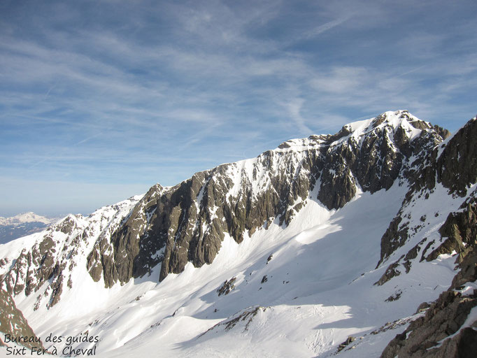 L'envers du col avec le couloir d'accès en neige et la petite pyramide de la Pointe Alphonse Favre.