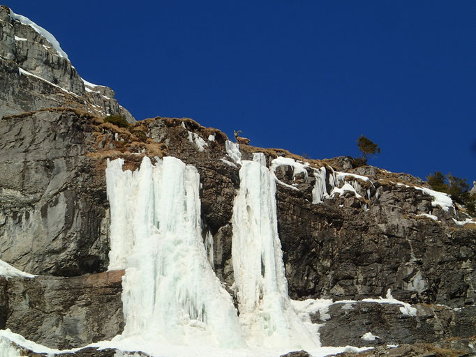 Un grimpeur local au sommet de la cascade