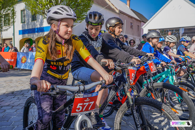 (Copyright: sportshot.de) - Viele motivierte junge RadfahrerInnen in Mörbisch