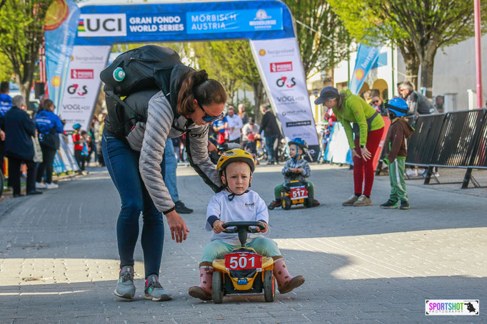 (Copyright: sportshot.de) - Die Kleinsten auf ihren Bobby Cars