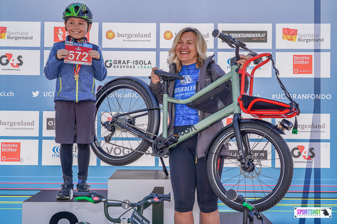 (Copyright: sportshot.de) - Bürgermeisterin Bettina Zentgraf übergibt ein woom Bike als Preis