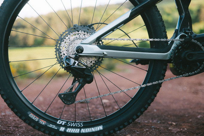 Merkmale wie eine Super-Boost-Hinterachse, interne Kabelführung, eine integrierte Sattelstützenklemmung und ein Acros Blocklock tragen zu einem klaren und eleganten Design bei.  © BH Bikes