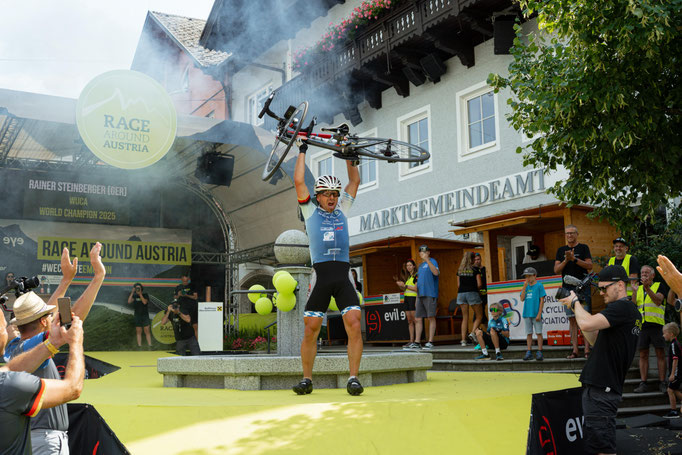 Riesenjubel von Weltmeister Rainer Steinberger 2025 im Ziel (Copyright: RAA/Martin Granadia)