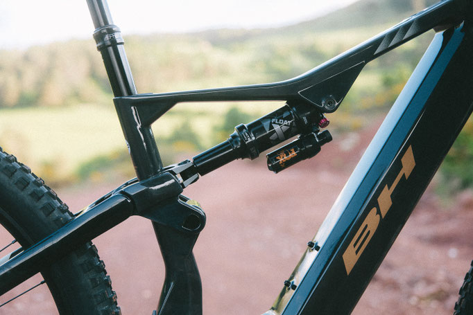 Merkmale wie eine Super-Boost-Hinterachse, interne Kabelführung, eine integrierte Sattelstützenklemmung und ein Acros Blocklock tragen zu einem klaren und eleganten Design bei.  © BH Bikes