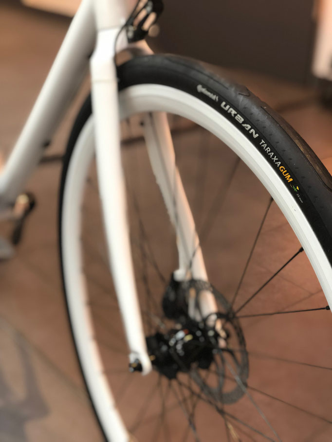 Der Fahrradreifen Urban Taraxagum ist der erste Serienreifen, der mit Naturkautschuk aus der Löwenzahnpflanze gefertigt wird.