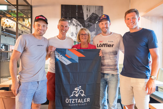 Carmen Fender von Ötztal Tourismus beim gestrigen Empfang mit den Sportstars Mölgg, Heel, Landertinger und Dreßen (Copyright: Ötztal Tourismus/Expa Pictures)