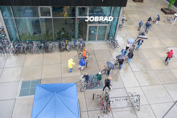 Nach der ersten Stunde rund 150 Räder – kurz vor dem Start um 10 Uhr schon eine lange Schlange im strömenden Regen ©JObRad