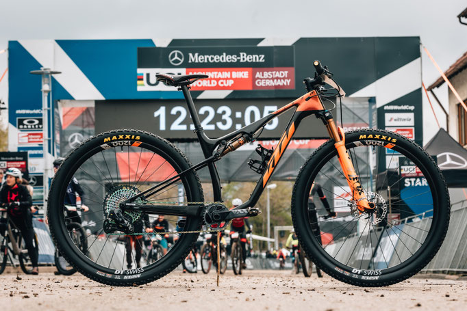 KTM Mountainbike im Ziel positioniert ©KTM Fahrrad Piotr Staron