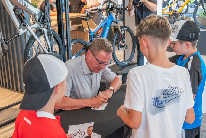 Persönlich und auf Augenhöhe: Rangnick nahm sich bei einer Autogrammstunde im NOX-Firmenhauptsitz viel Zeit für kleine und große Fußballfans. © NOX Cycles/Christof Birbaumer