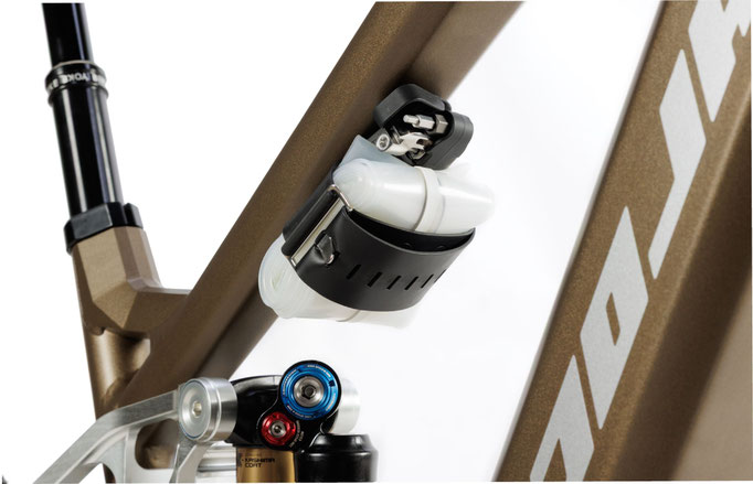 TPU-Ersatzschlauch am Oberrohr befestigt ©Niko Grobe, Nicolai