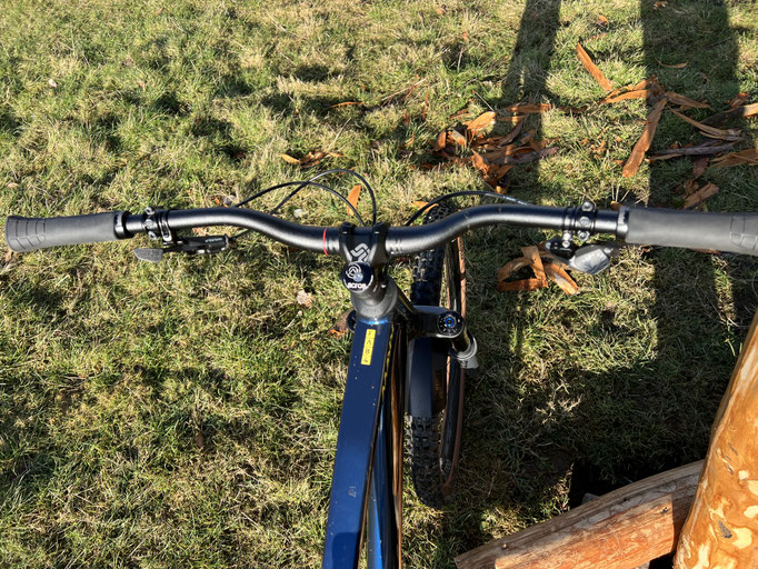 Der 65° flache Lenkwinkel sorgt für Laufruhe und Stabilität bei der Abfahrt. © Velototal