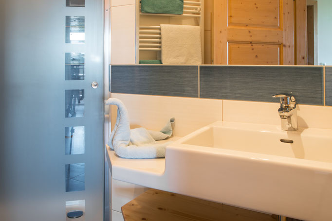 Bad mit Waschtisch und Dusche