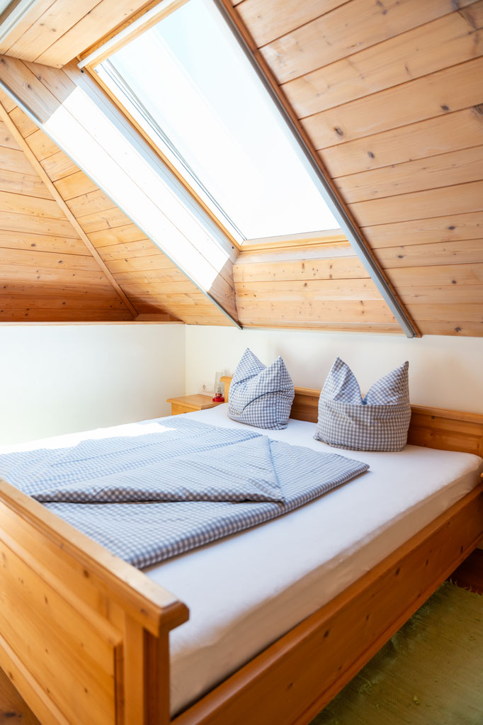 Galerie mit großem Fenster und Doppelbett
