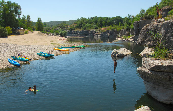 Village de Balazuc vu depuis l'Ardèche