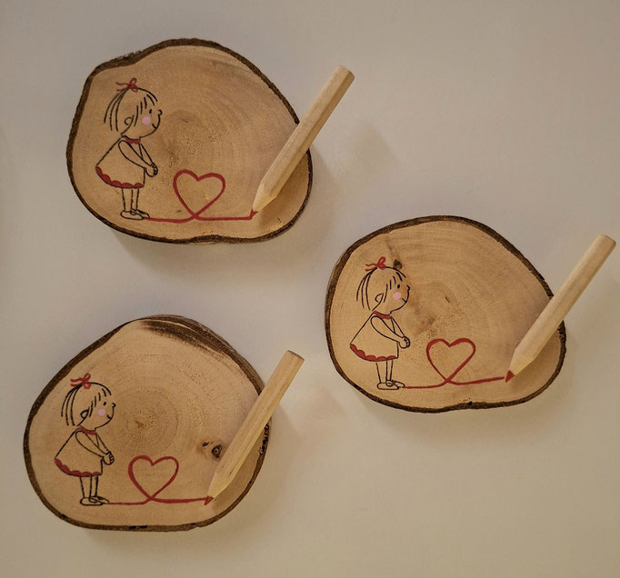 Kleine magnetische Holzscheiben, eingebranntes Motiv, dezent mit Acryl bemalt 