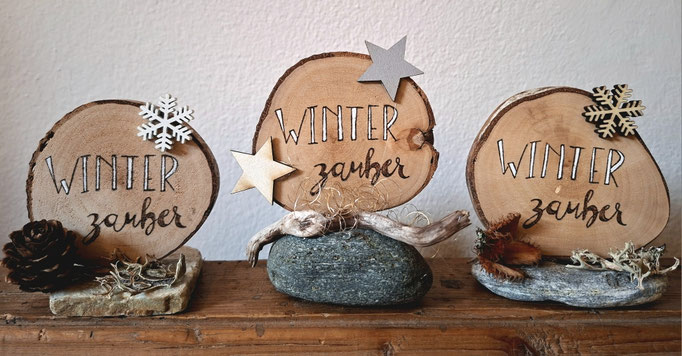 Eingebrannt auf Holzscheibe, winterlich arrangiert, 8 - 10 cm Breite