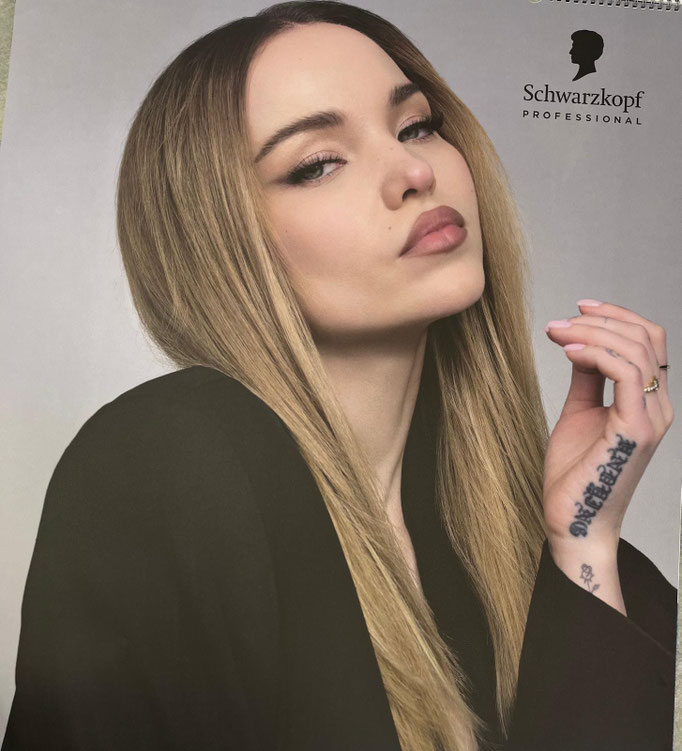 blonde Dame mit glatten Haaren