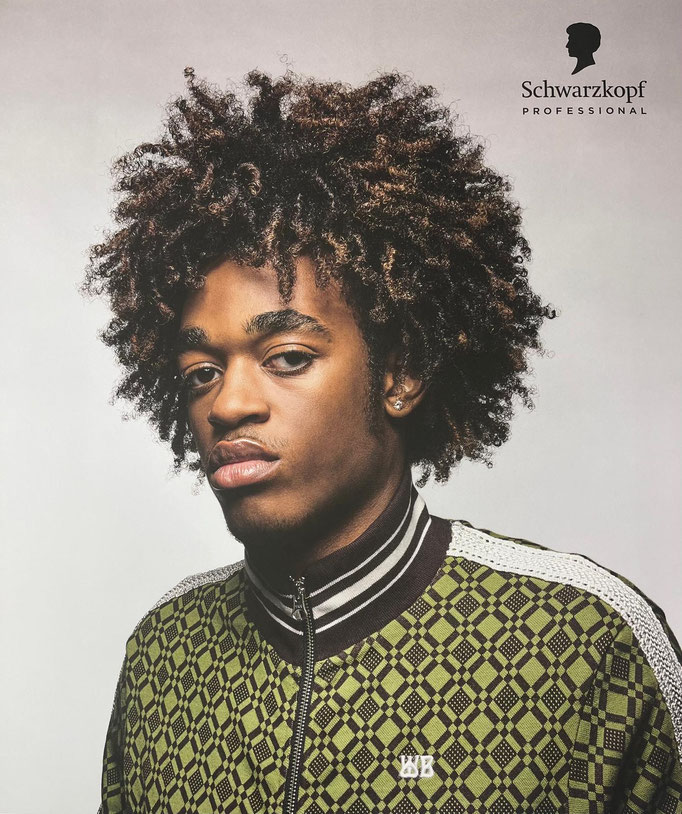 Herr mit Afro