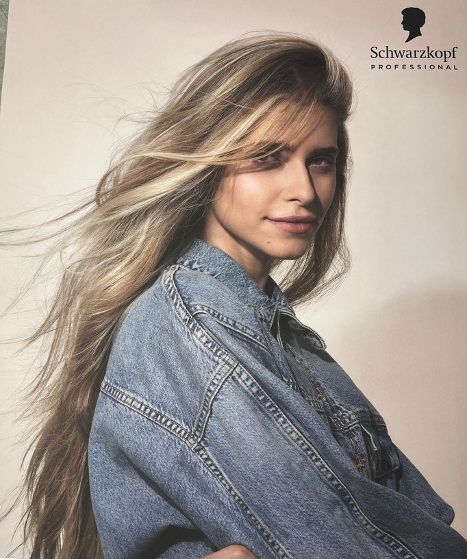 lange blonde Haare - Dame in Denim
