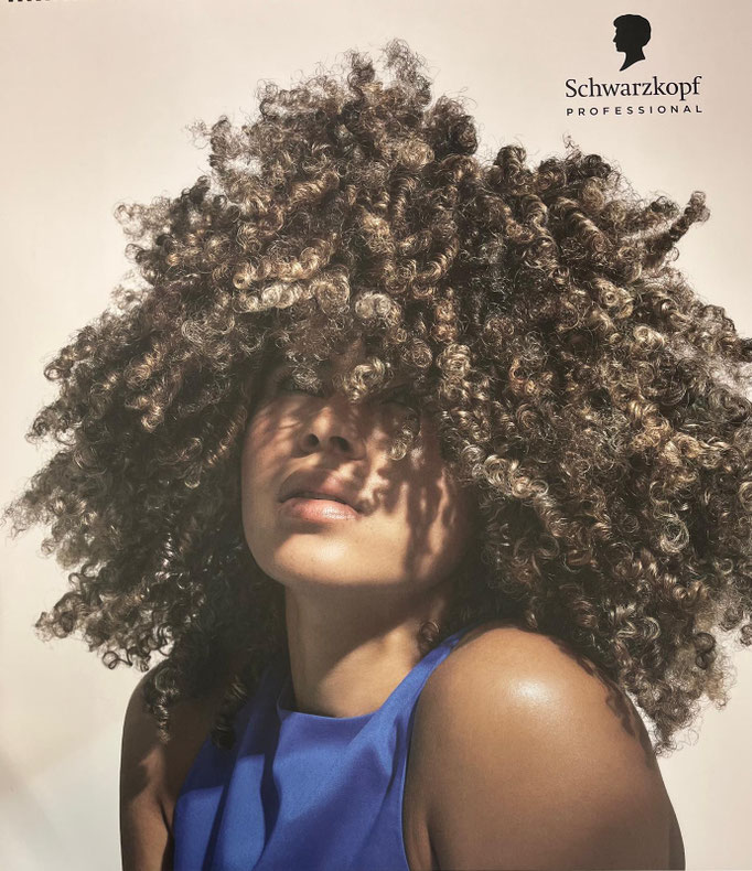 Dame mit Afro Lockenkopf