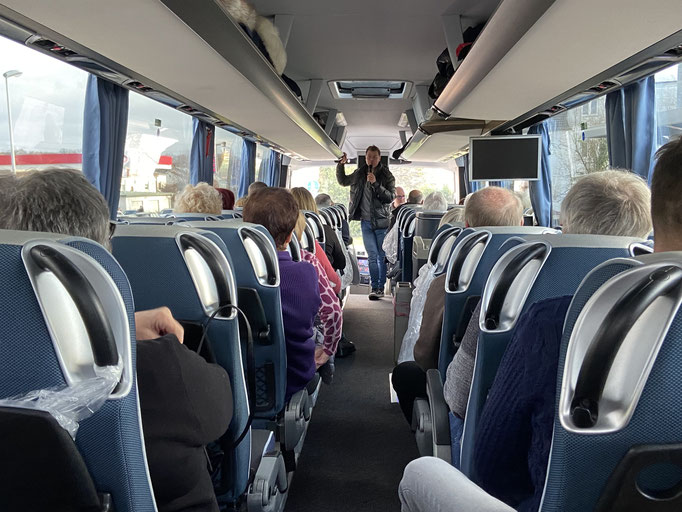 CDU-Vorsitzender Alexander Huhn begrüßt die Teilnehmer im vollen Bus 