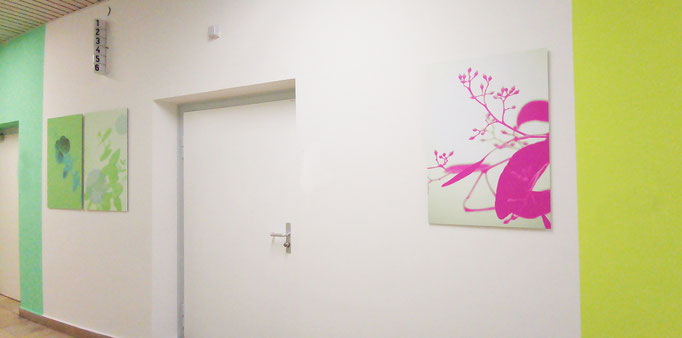 Schwangerenberatung Uniklinik Würzburg, Eukalyptus Motive und kräftige Farben im Wartebereich, Kunst für Kliniken.