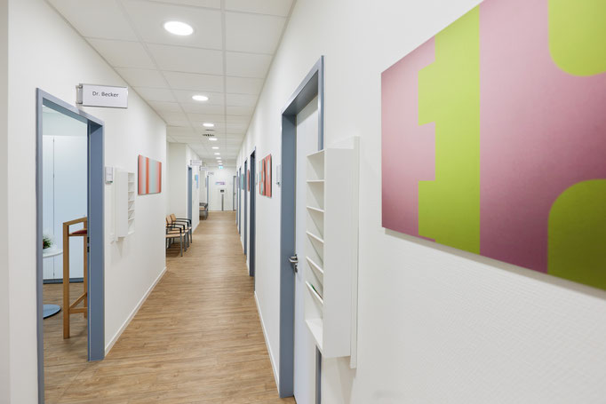 Praxisflur mit geometrischer Wandkunst in Grün und Rosa, moderne Kunst für Neurologie und Psychiatrie Praxis
