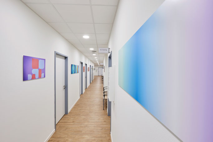 Langer Praxisgang mit großem Farbverlauf Wandbild in Blau und Lila, Kunst für Praxen zur Orientierung